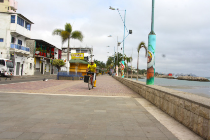 Malecón. De lunes a jueves, el malecón de La Libertad es un espacio tranquilo al que, a juicio de las familias, le urgen más quioscos y espacios de entretenimiento que atraiga al visitante.