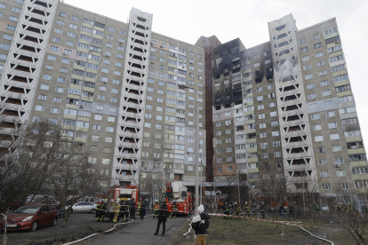 Un edificio dañado por la caída de escombros de un misil ruso derribado tras un ataque con misiles matutino en Kiev (Kiev), Ucrania, el 07 de febrero de 2024, en medio de la invasión rusa.