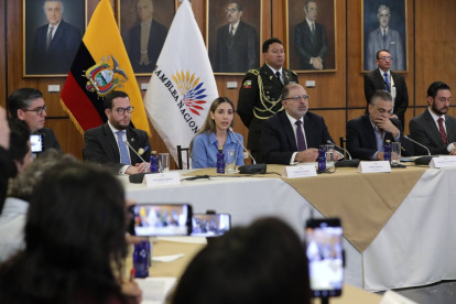 La ministra de Producción, Sonsoles García, exministros de la misma cartera de Estado y el presidente de la Asamblea, Henry Kronfle, en conversatorio este 7 de febrero de 2024.