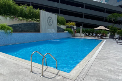 Área de la piscina en el Hotel Sheraton.