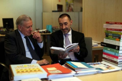 El cardiólogo Valentín Fuster (i) y el periodista científico Josep Corbella, autores de "La ciencia de la larga vida"