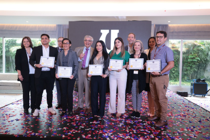 La directiva universitaria realizó la entrega oficial de los títulos validados a los seis primeros estudiantes