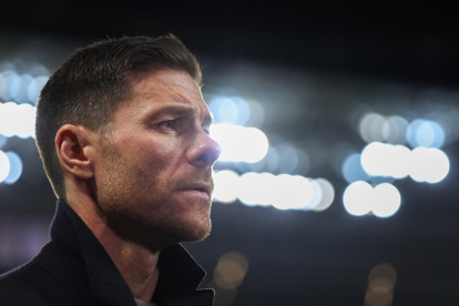 Leverkusen (Germany), 06/02/2024.- Leverkusen"s head coach Xabi Alonso looks on prior to the German DFB Cup quarter final soccer match between Bayer 04 Leverkusen and VfB Stuttgart in Leverkusen, Germany, 06 February 2024. (Alemania) EFE/EPA/Christopher Neundorf CONDITIONS - ATTENTION: The DFB regulations prohibit any use of photographs as image sequences and/or quasi-video.