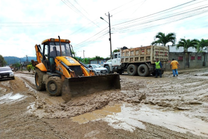 Autoridades y habitantes se unieron para realizar una jornada de limpieza de las calles.