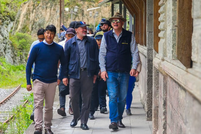 El embajador de la Unión Europea en Ecuador, Charles-Michel Geurts, durante un recorrido.