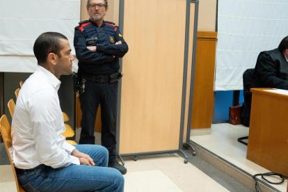 Dani Alves mantendrá la prisión preventiva luego de sus declaraciones en el juicio