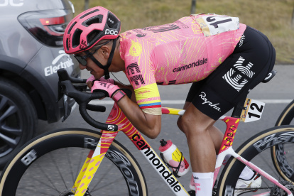 Richard Carapaz (EF Education-EasyPost) llegó con el grupo de favoritos a la meta de la segunda etapa.