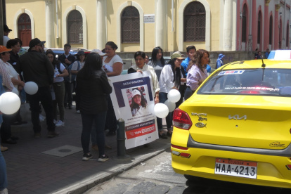 Protesta. Padres y compañeras de Dana realizan plantones.