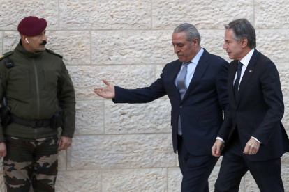 Hussein al-Sheikh (centro), secretario del Comité Ejecutivo de las Organizaciones de Liberación de Palestina, da la bienvenida al secretario de Estado estadounidense, Antony Blinken (derecha), cuando llega a una reunión en la sede de la Autoridad Palestina en la ciudad cisjordana de Ramallah, el 7 de febrero.