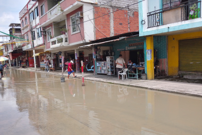 Situación. Una de las calles principales de Salitre, Guayas, quedó anegada por desbordamiento del río Vinces.