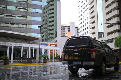 Un vehículo de la Policía Federal (PF) frente a la sede del Partido Liberal, en investigación contra Valdemar Costa Neto, este 8 de febrero de 2024, en Brasilia (Brasil).