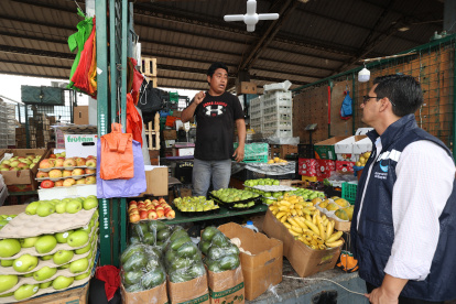 Control.- El intendente de Guayas, Gonzalo Ortega, en operativo en el mercado de mayoristas, en Montebello, en Guayaquil.