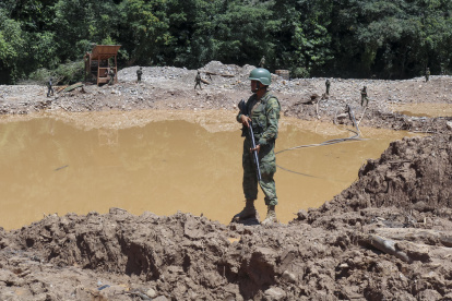 Policías y militares realizan un operativo contra la minería ilegal, en el Rio Punino, en una fotografía de archivo.