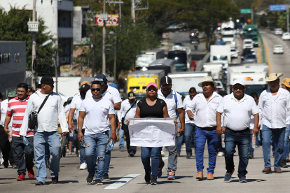 Choferes del transporte público protestan para exigir seguridad ante una nueva ola de violencia del crimen organizado, en la autopista México-Acapulco, en Guerrero (México).
