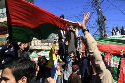 Islamabad (Pakistan). Los partidarios del partido Pakistán Tehreek-e-Insaf (PTI) ondean banderas del partido durante las elecciones generales en Islamabad, Pakistán, el 8 de febrero de 2024.