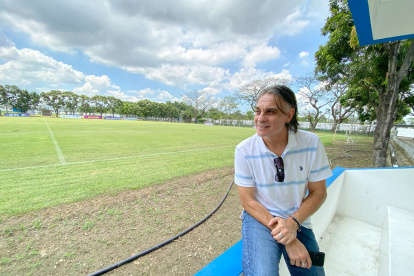 Carlos Juárez 15 años después visita la cancha de Los Samanes.
