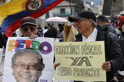 Seguidores de Gustavo Petro se hacen presente al pie de la Corte Suprema, para respaldar el pedido del mandatario colombiano.