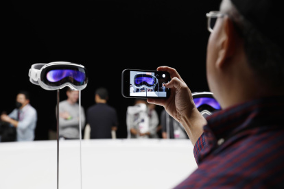 Fotografía de archivo fechada el 05 de junio de 2023 de un hombre toma fotografías de las gafas Apple Vision Pro durante la Conferencia de Desarrolladores de Apple en Cupertino, California (EE.UU.).