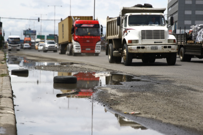 Decenas de vehículos pesados cruzan a diario la avenida León Febres Cordero, que evidencia baches de gran magnitud.