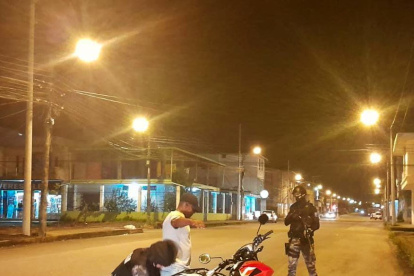 Control. La Policía realiza la revisión de los usuarios de motocicletas.