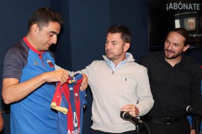 El DT Martín Mandra (i) junto a Jorge Iván Mancheno (c) y José Pardo (d), directivos del Deportivo Quito.