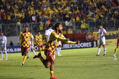 El delantero colombiano Jeison Medina y su festejo tras marcar el gol del triunfo de Aucas.