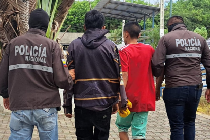 Miembros de la Policía trasladando a los detenidos.