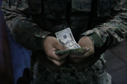 Una mujer que fue hallada con fajos de billetes no pudo justificar su procedencia.