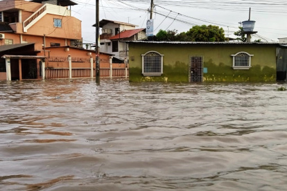 Los barrios del sur y norte de Machala amanecieron con acumulación de agua.