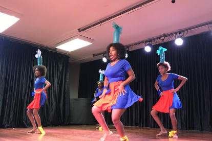 El grupo Orisha baila al son de la bomba choteña, con la tradicional botella sobre la cabeza. Lo hace en el escenario en  Guayaquil.