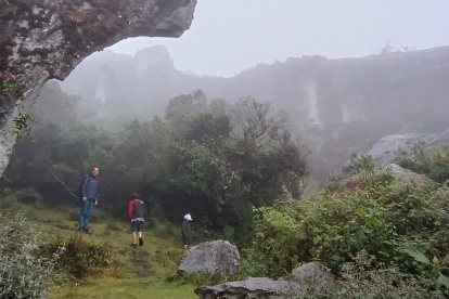 Una de las grandes rocas tiene forma de arco dividido a la mitad.