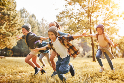 Déjelos correr por el parque y disfrutar de la naturaleza