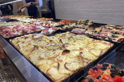 Porciones de pizza en un local de Roma