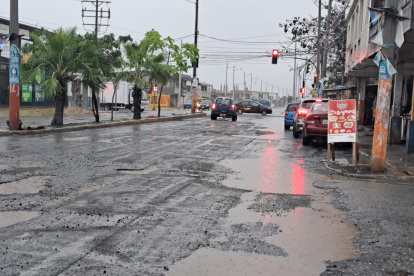 Producto de las intensas lluvias, las calles de Playas se han deteriorado de forma acelerada.