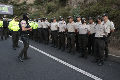 Policías y militares recorren el territorio nacional.