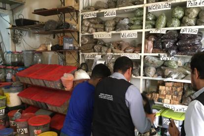 Operativo.- Las autoridades de Arcsa inspeccionan condimentos y especies falsificados.
