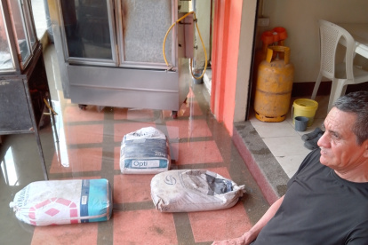 Los negocios tuvieron que dejar de laborar por el alcance del agua a sus bienes.