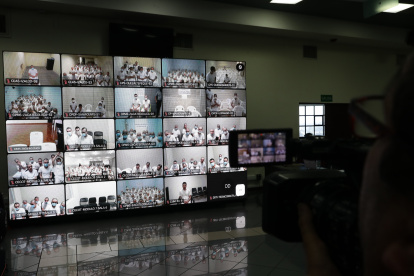 Fotografía de monitores donde se observan a pandilleros en una audiencia virtual simultánea en diferentes cárceles, en el centro judicial Isidro Menéndez, en San Salvador (El Salvador).
