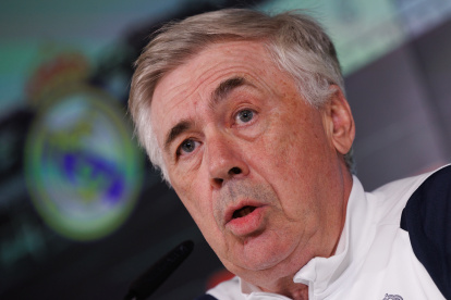 MADRID, 09/02/2024.- El entrenador del Real Madrid, Carlo Ancelotti, da una rueda de prensa tras el entrenamiento del equipo en la ciudad deportiva del club en Valdebebas este viernes, en la víspera de su partido de LaLiga contra el Girona. EFE/Sergio Pérez