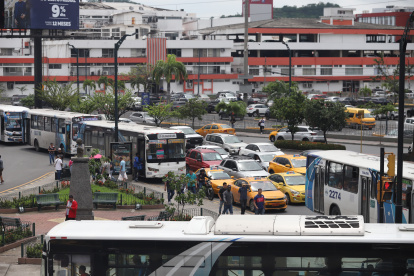 Atasco. Las avenidas del Periodista y Carlos Luis Plaza Dañín son ejemplos de los congestionamientos que a diario experimenta la ciudad.