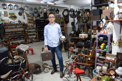 Aunque no lleva un inventario, el propietario conoce cada artículo y su historia. Son dos locales que albergan cientos de objetos y antigüedades.