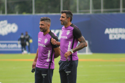 Cristian Pellerano (d), ahora asistente técnico, jugará su último partido con los rayados.