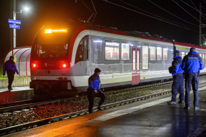 Vista del tren secuestrado en la noche del 8 de febrero de 2024 en la estación de Essert-sous-Champvent, en el oeste de Suiza. Un hombre, armado con un hacha y un cuchillo, tomó como rehenes a un grupo de viajeros hasta que al cabo de cuatro horas la policía intervino y mató al secuestrador y liberó a los secuestrados.