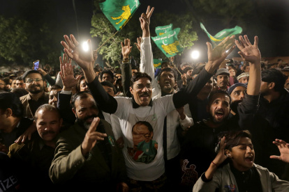 Los partidarios de Nawaz Sharif (no en la foto), ex primer ministro y líder de la Liga Musulmana de Pakistán Nawaz (PMLN), reaccionan mientras habla en Lahore, Pakistán, el 9 de febrero de 2024.