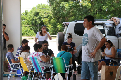 Familiares de los heridos producto de la explosión de un tanque de amoniaco esperan en la entrada de emergencias del hospital, ubicado en la localidad de Fernando de la Mora, en San Lorenzo.