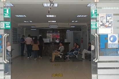 Loja. Lazos negros colocaron en la puerta principal de la Fiscalía.