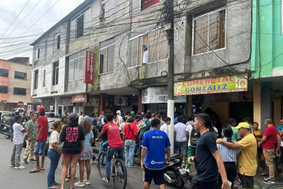 Varias personas se acercan hasta el sitio donde ocurrió la balacera.