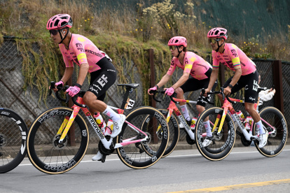 Richard Carapaz (d) se presenta entre los candidatos a ganar en la montaña.