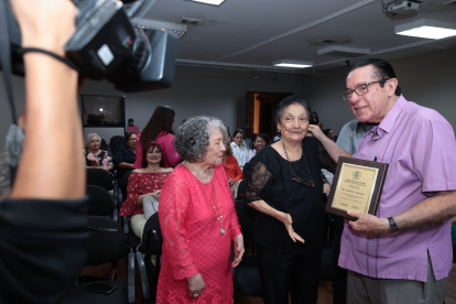 Luis Padilla fue el encargado de entregar el reconocimiento a la poetisa, durante el encuentro que tuvo lugar en el Museo Municipal de Guayaquil.