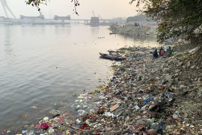 Nueva Delhi.- El hedor de las oscuras aguas del Yamuna, el principal rio de Nueva Delhi, aleja a la gente de sus orillas. Los niveles de amoniaco están en uno de sus picos, provocando una crisis en las plantas de tratamiento y el corte de suministro de agua a más de un tercio de la población de la capital india. EFE/Mikaela Viqueira
